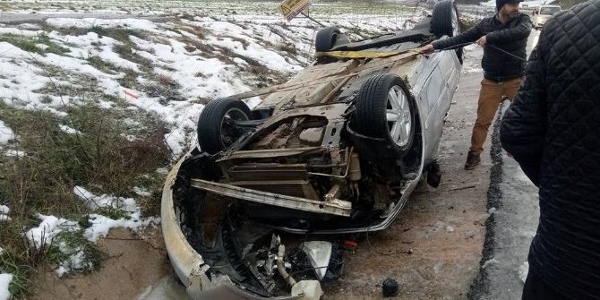 Kaygan Yolda Otomobil Takla Attı: 2 Yaralı