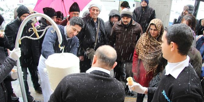 Lapa Lapa Kar Yağışının Altında Ekmek Arası Ücretsiz Dondurma Keyfi