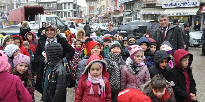 Sandıklı’da Öğrenciler Harçlıklarını Halep’e Bağışladı