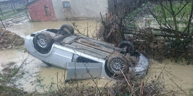 Virajı Alamayınca Su Birikintisine Uçtu