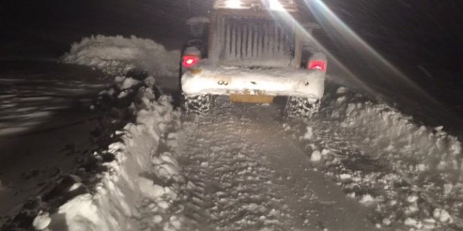 Kardan Kapanan Yolları Açıp Hastaları Hastaneye Ulaştırıyorlar