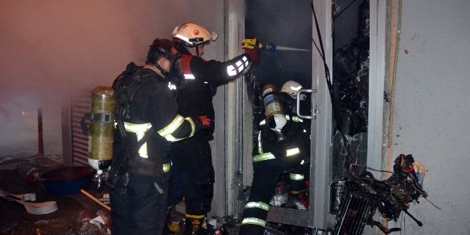 Adana’da 3 Katlı İş Yeri Yandı