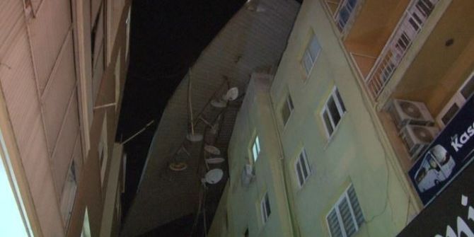 Şiddetli Rüzgar Nedeniyle Bir Evin Çatısı Uçtu