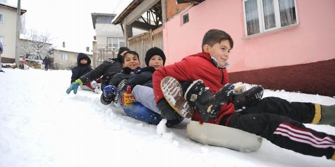 Bidon Ve Poşetle Kayak Keyfi...kar Yağışı En Çok Köy Çocuklarını Sevindirdi...