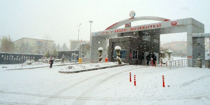 Kar Yağışı Üniversitede Gün Eğitime Ara Verildi