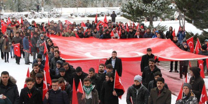 Öğrencilerden ’Şehitlere Saygı’ Yürüyüşü