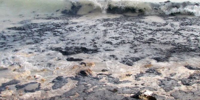 Çeşme’de Gemiden Sızan Yakıt Denizin Rengini Değiştirdi