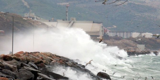Bandırma’da Fırtına Hayatı Olumsuz Etkiliyor