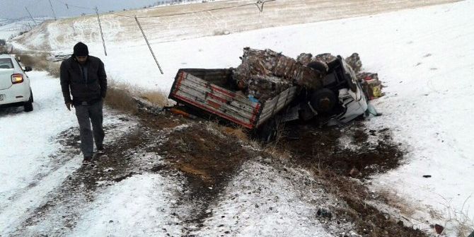 Tır Şarampole Uçtu: 1 Ağır Yaralı