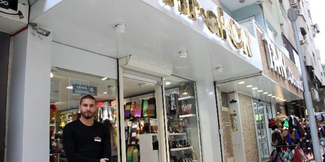 Manisa’da Hırsız Sürünerek Girdiği Mağazadan 25 Bin Tl Çaldı