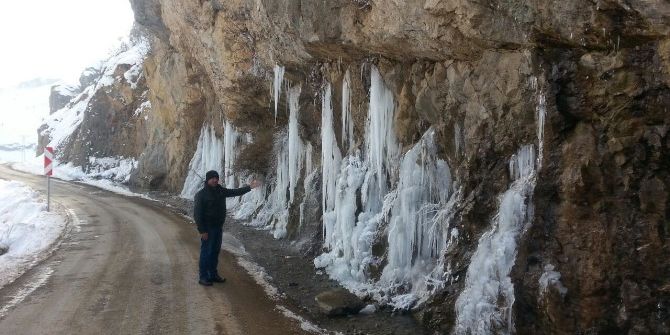 Durankaya Şelalesi Dondu