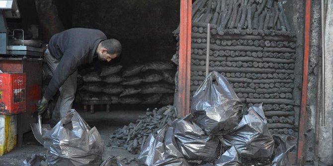 Ekmeğini Odun Kömüründen Çıkarıyor