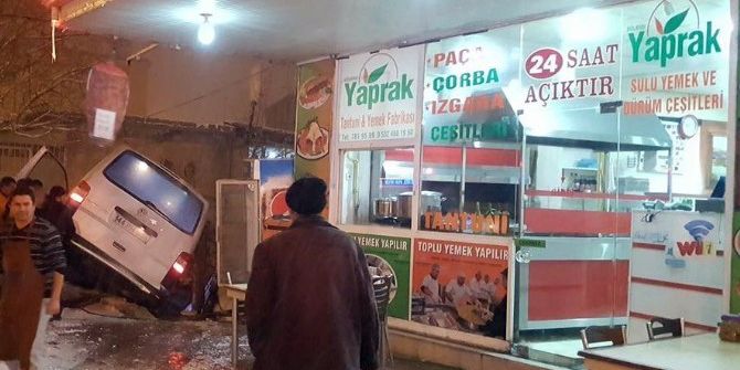 Karda Virajı Alamayan Minibüs Devrildi