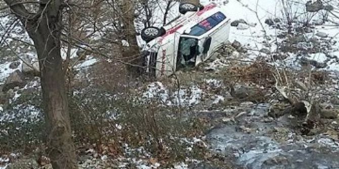 Ambulans Şarampole Yuvarlandı: 3 Yaralı