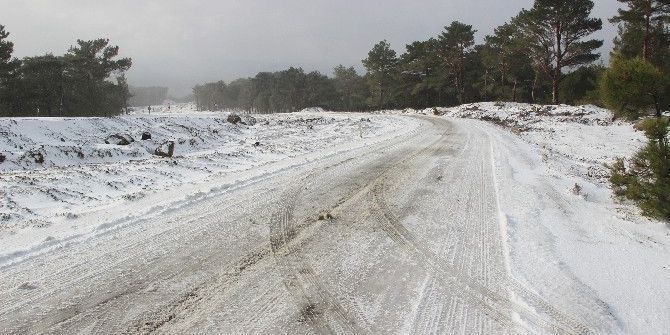 Kar Yağışı Nedeniyle Edremit Yenice Karayolu Trafiğe Kapandı