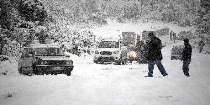Mersin’de Kar Yolları Kapattı, Vatandaş Zor Anlar Yaşadı