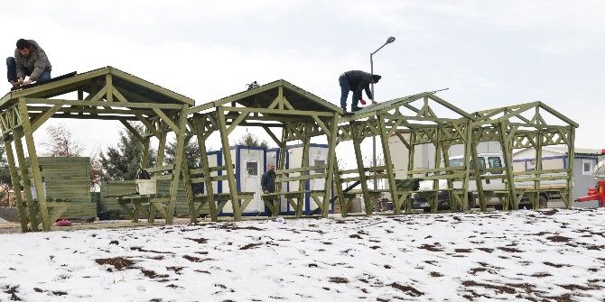 Büyükşehir Belediyesi’ne Kent Mobilyaları Hibe Edildi