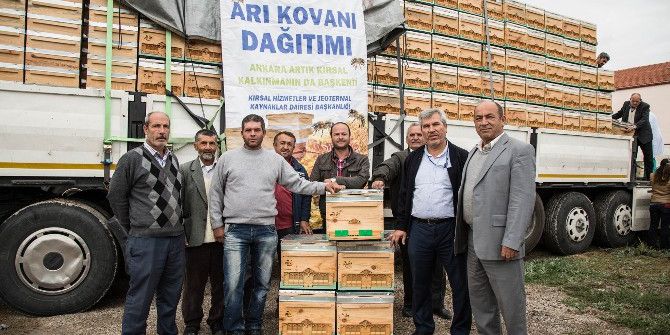 Ankara Büyükşehir Belediyesi 2017’de Üreticilere 4 Bin Arı Kovanı Dağıtacak