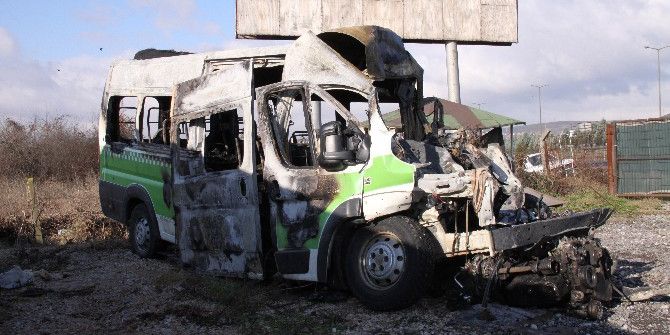 Tır’a Çarpan Minibüsün Sürücüsü Yanarak Can Verdi