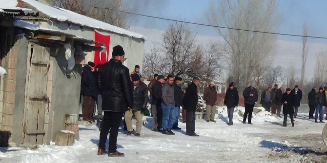 Şehidin Baba Ocağı Bayraklarla Donatıldı