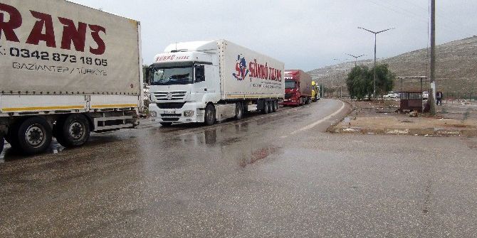 Yardım Tırları Sınırdan Geçti