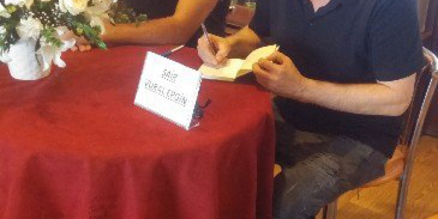 Vural Engin Kitaplarını İmzaladı