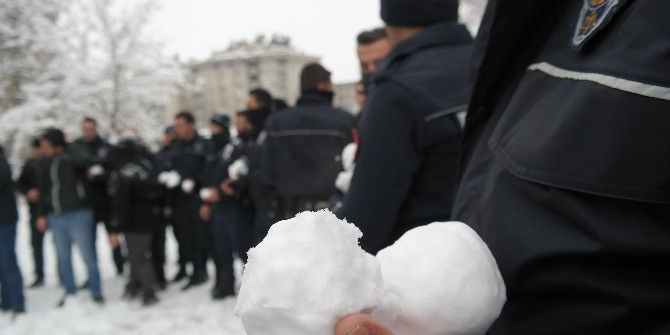 Çevik Kuvvet İle Vatandaşın Kartopu Savaşı