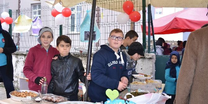 Öğrencilerden Halep İçin Kermes