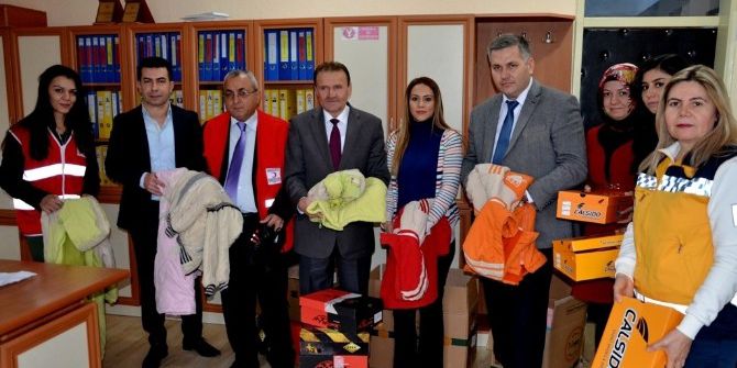 Sarıgöl’de Kızılay’dan Öğrencilere Giysi Yardımı