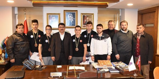 Başarılı Sporculardan Başkan Çelik’e Ziyaret