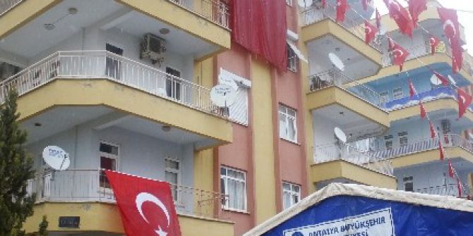 Antalyalı Şehidin Evine Dev Türk Bayrağı Asıldı