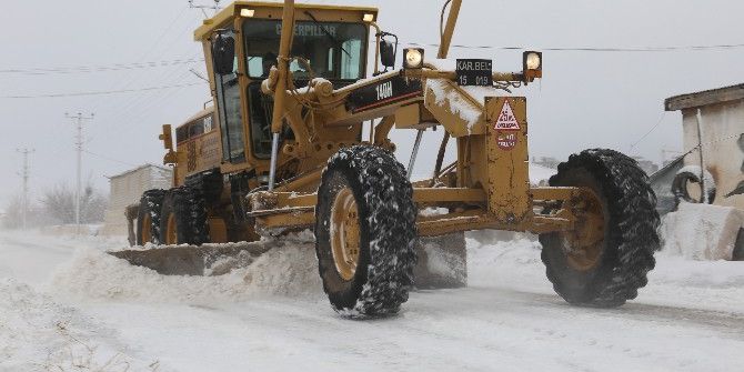 Karaman’da Köy Yollar Ulaşıma Kapandı, Okul Tatili Uzatıldı
