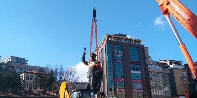 Atatürk Heykelinin Taşınmasında Gerginlik