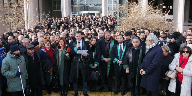 Avukatlardan ’Taşınma’ Protestosu