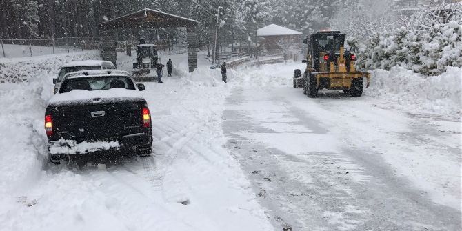 Karın Kapattığı Yollar Büyükşehir Ekipleri Tarafından Açılıyor