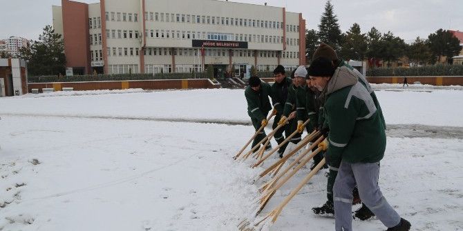 Niğde Belediyesi Karla Mücadele Ekipleri 7/24 Mesaide