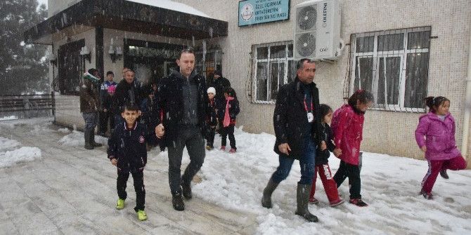 Alanya’da Kar Nedeniyle Okulda Mahsur Kalan Öğrencileri Belediye Ekipleri Kurtardı