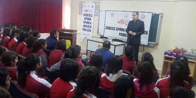 Gazeteci İçin, Öğrencilere Konferans Verdi