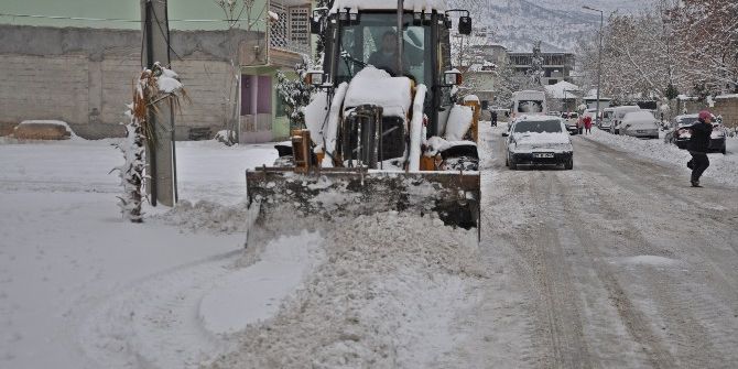 Gölbaşı İlçesinde Karla Mücadele Sürüyor
