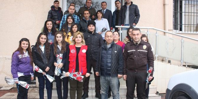 Diyarbakırlı Gençlerden Polise Karanfil