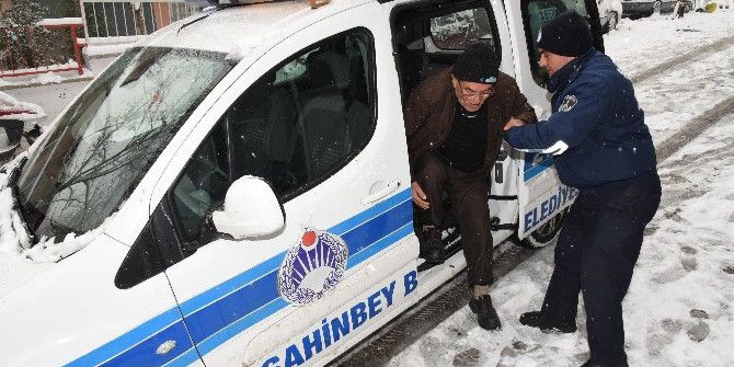 Karda Yürüyemeyen Yaşlılara Zabıta Yardımı