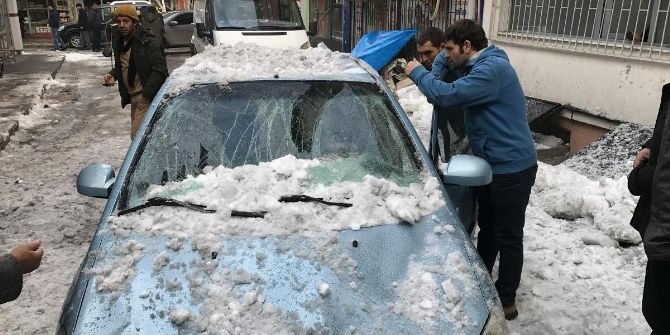 Çatıdan Düşen Kar Kütleleri İki Araca Zarar Verdi