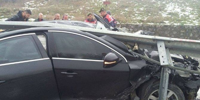 Otomobil Bariyerlere Çarptı: 1 Yaralı