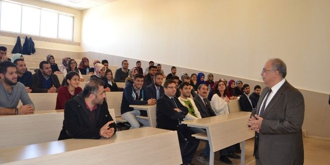 Başkan Kutlu Kamu Yönetimi Bölümünde Derse Girdi