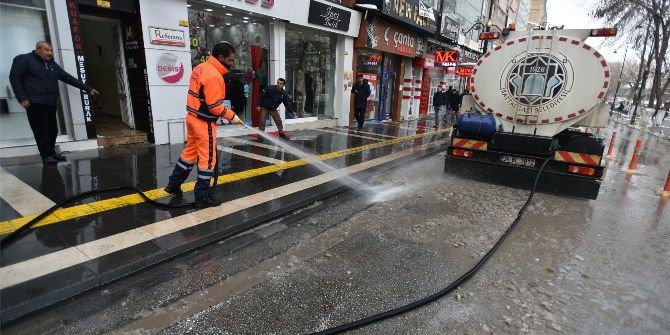 Malatya’da Cadde Ve Sokaklar Yıkanıyor