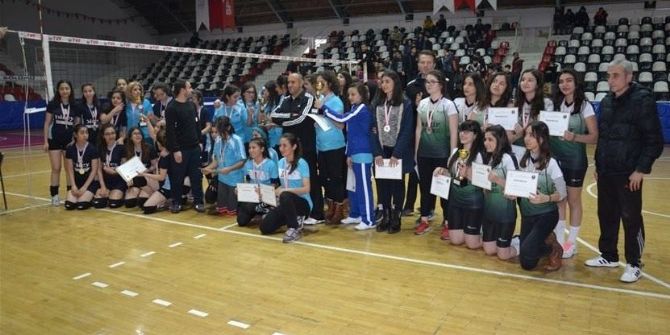 Genç Kızlar Voleybolda Turgut Özal Anadolu Lisesi 1.oldu