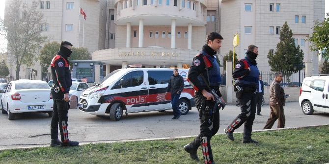 Adliye Önünde Kavga: 7 Yaralı