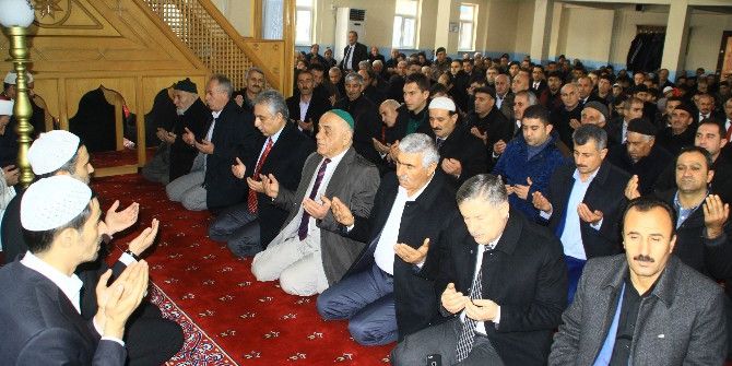 Vali Toprak Camide Taziyeleri Kabul Etti