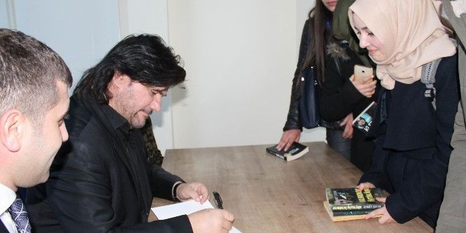 Sanatçı-yazar Ahmet Şafak İmza Gününde Okurları İle Buluştu