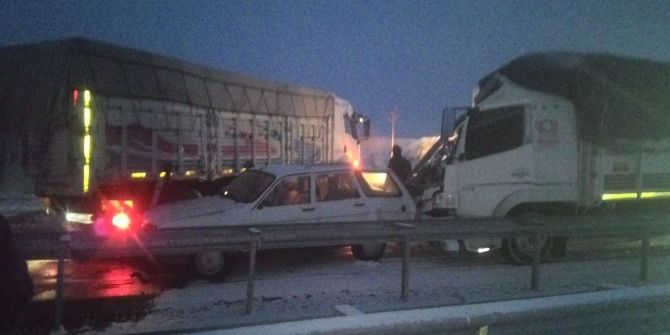 Zincirleme Kazada 4 Araç Birbirine Girdi